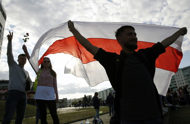 Uczestnicy protestu w Mińsku /TATYANA ZENKOVICH  /PAP/EPA