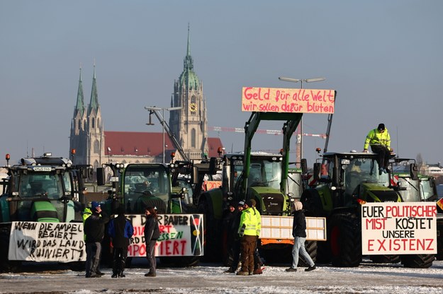 Uczestnicy protestu w Monachium /ANNA SZILAGYI /PAP/EPA