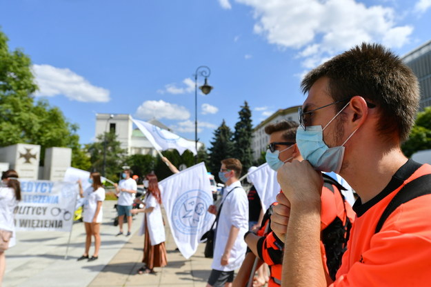 Uczestnicy protestu w pobliżu Sejmu /Piotr Nowak /PAP