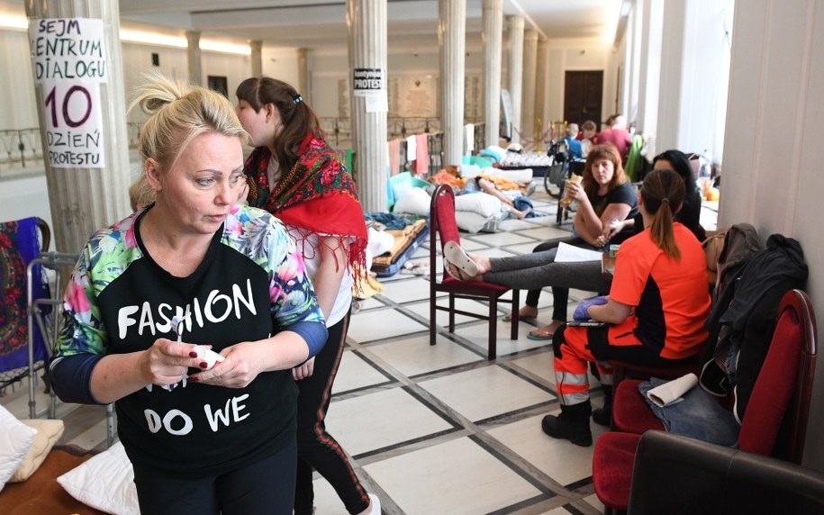 Uczestnicy protestu w Sejmie /Radek Pietruszka /PAP