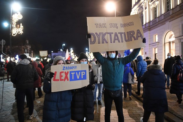 Uczestnicy protestu w Warszawie /Radek Pietruszka /PAP