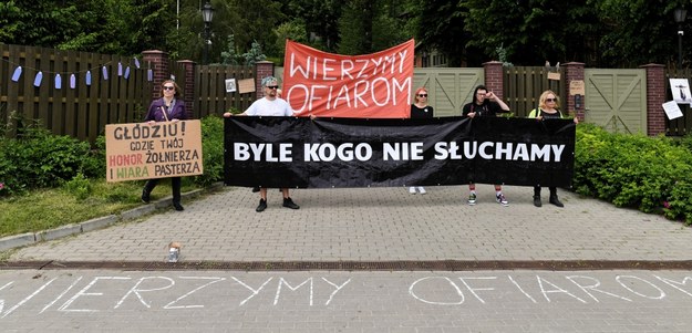 Uczestnicy protestu z transparentami / 	Adam Warżawa    /PAP