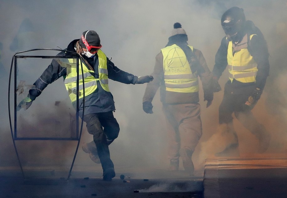 Uczestnicy protestu "żółtych kamizelek" (zdj. arch.) /GUILLAUME HORCAJUELO  /PAP/EPA