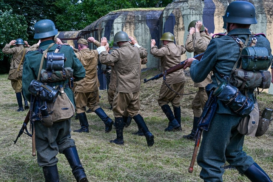 Uczestnicy rekonstrukcji walk z 1941 r. /Darek Delmanowicz /PAP