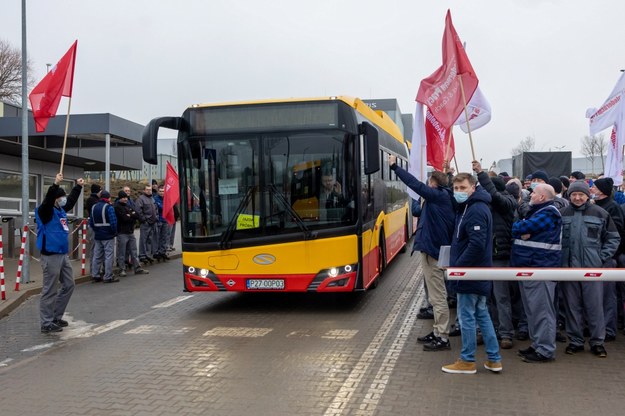 Uczestnicy strajku generalnego pracowników Solaris Bus & Coach Sp. z o.o /Bartosz Jankowski /PAP