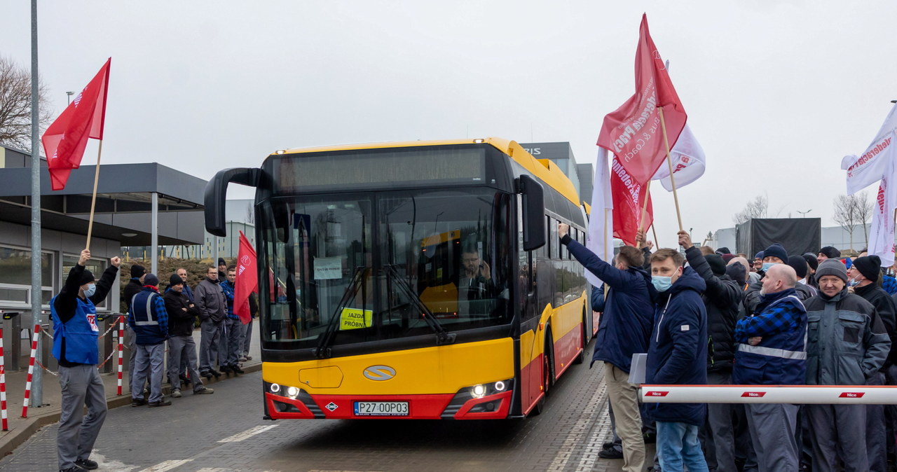 Uczestnicy strajku generalnego pracowników Solaris Bus & Coach Sp. z o.o. /Bartosz Jankowski /PAP
