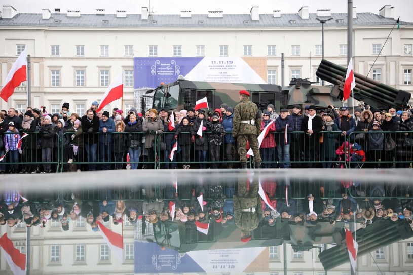 Uczestnicy uroczystej odprawy wart przed Grobem Nieznanego Żołnierza w Warszawie z okazji obchodów Narodowego Święta Niepodległości. / 	Leszczek Szymański /PAP