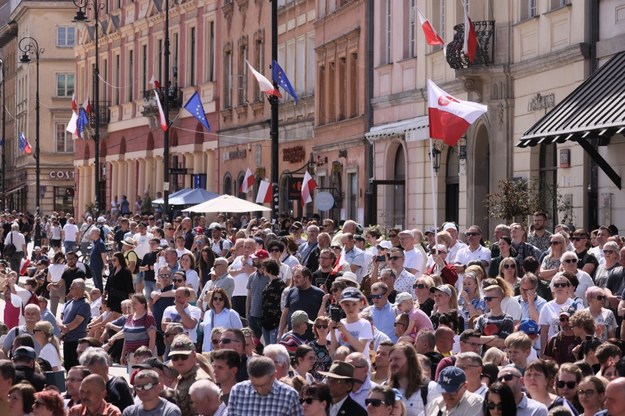 Uczestnicy uroczystości na placu Zamkowym w Warszawie /Leszek Szymański /PAP