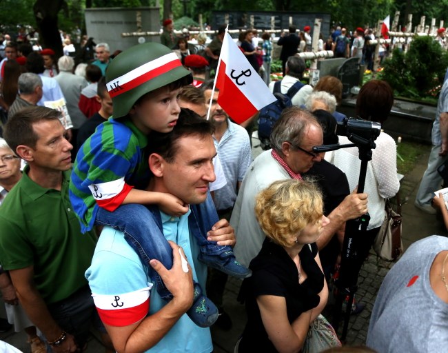 Uczestnicy uroczystości na Powązkach /PAP/Tomasz Gzell /PAP