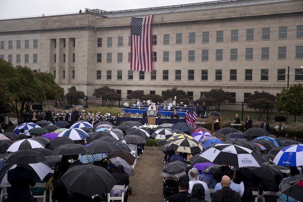 Uczestnicy uroczystości przed Pentagonem /MICHAEL REYNOLDS    /PAP/EPA