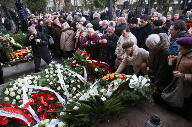Uczestnicy uroczystości przy grobie Bogusława Kaczyńskiego /PAP/Rafał Guz /PAP
