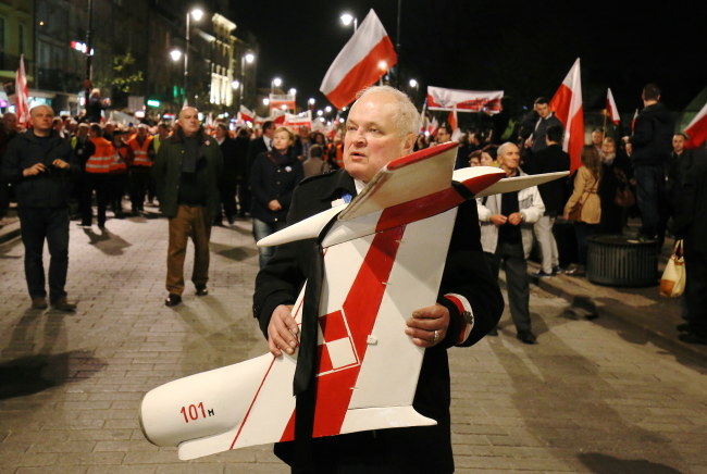 Uczestnicy warszawskiego marszu pamięci /PAP/Paweł Supernak /PAP