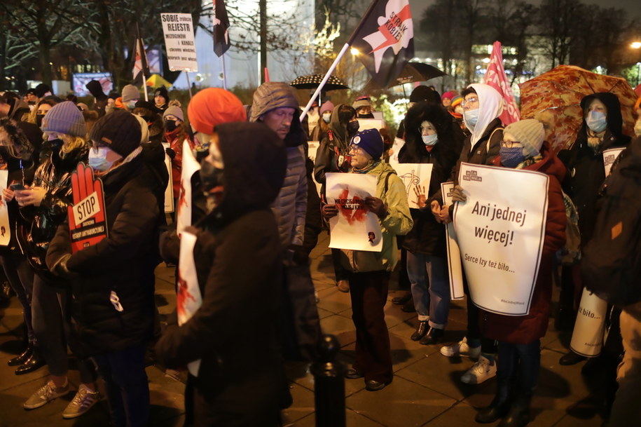 Uczestnicy wczorajszego protestu przeciwko zakazowi aborcji /Albert Zawada /PAP