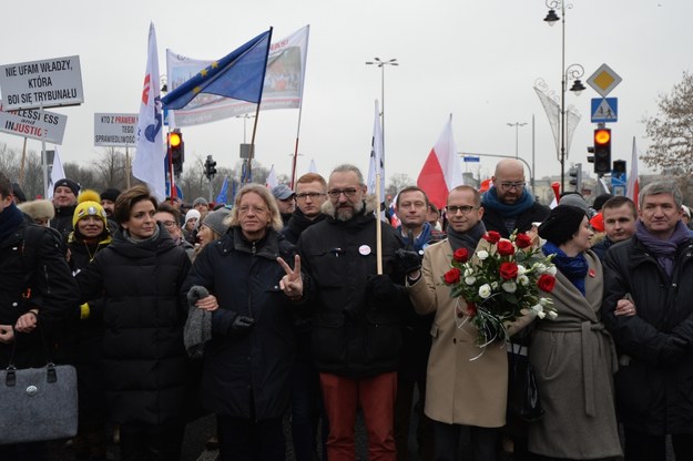 Uczestnicy wiecu idą w stronę Sejmu /Marcin Obara /PAP