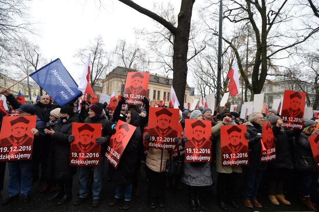 Uczestnicy wiecu przed Trybunałem Konstytucyjnym /Marcin Obara /PAP