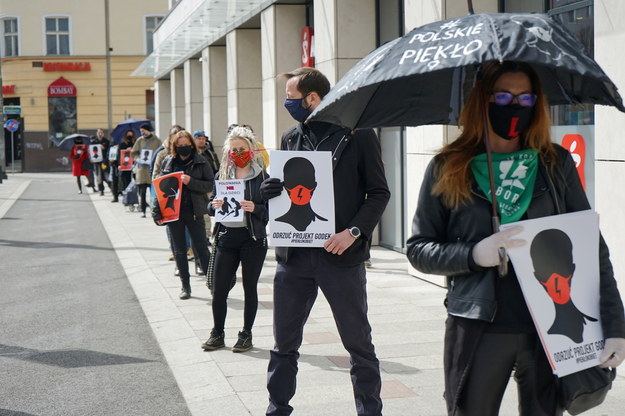 Uczestnicy wtorkowego kolejkowego "Czarnego Protestu" w Szczecinie - akcjo przeciwko zaostrzeniu prawa aborcyjnego i kar za edukację seksualną / 	Marcin Bielecki    /PAP