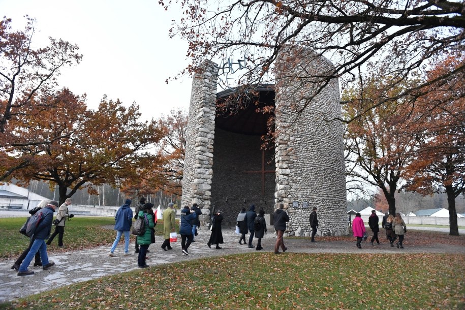 Uczestnicy wyprawy akademickiej z okazji 80. rocznicy Sonderaktion Krakau podczas wizyty na terenie obozu koncencentracyjnego Dachau / 	Piotr Polak    /PAP