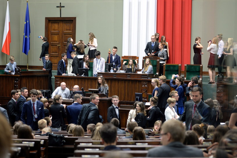 Uczestnicy XXI sesji Sejmu Dzieci i Młodzieży w Sejmie /Jacek Turczyk /PAP