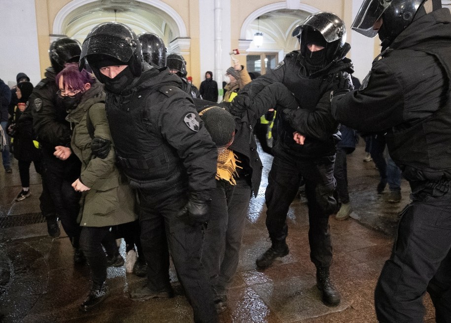 Uczestnicy zorganizowanego w Sankt Petersburgu protestu przeciwko rosyjskiej napaści na Ukrainę /ANATOLY MALTSEV  /PAP/EPA