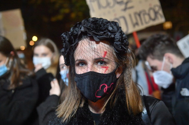 Uczestniczka jednego z protestów, które w ciągu ostatnich dni odbywają się w całej Polsce / 	Radek Pietruszka   /PAP