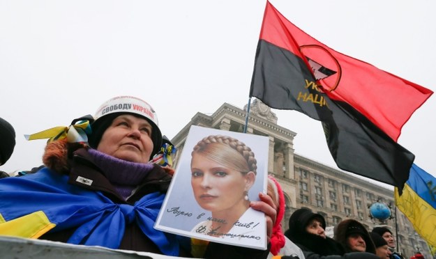 Uczestniczka kijowskich protestów z portretem Julii Tymoszenko w ręku /PAP/EPA/SERGEY DOLZHENKO /PAP/EPA