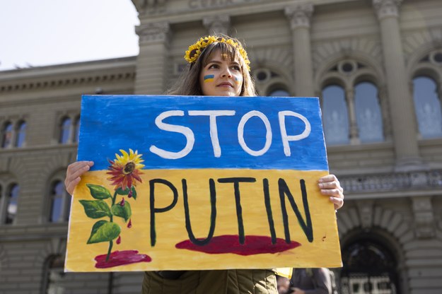 Uczestniczka protestu przeciwko rosyjskiej inwazji na Ukrainę w Bernie w Szwajcarii /PETER KLAUNZER /PAP/EPA