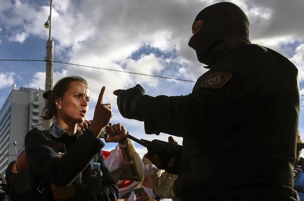 Uczestniczka protestu w Mińsku i funkcjonariusz sił bezpieczeństwa / 	Valery Sharifulin    /PAP/ITAR-TASS