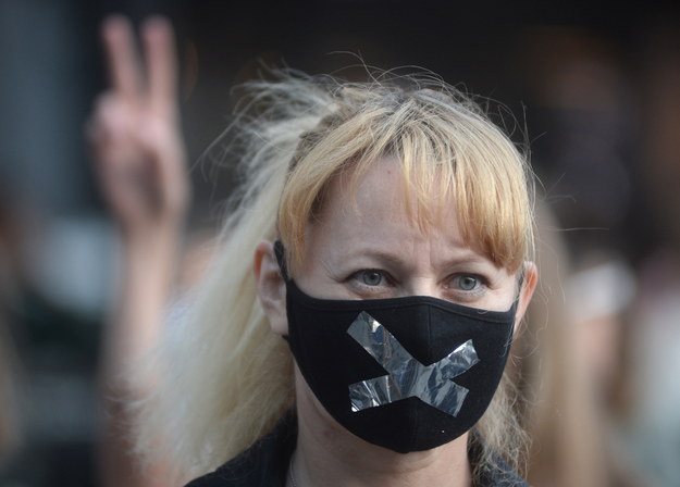 Uczestniczka protestu w Mińsku przeciw aresztowaniu opozycjonistki Maryi Kalesnikawej /STRINGER /PAP/EPA