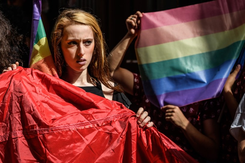 Uczestniczka rozpędzonej manifestacji na rzecz LGBT w Turcji /AFP