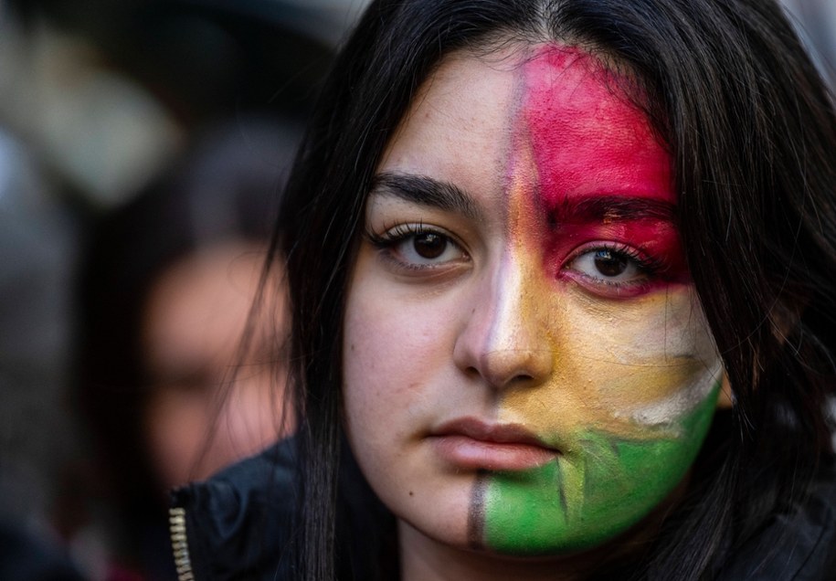 Uczestniczka styczniowej prokurdyjskiej demonstracji w niemieckim Frankfurcie nad Menem /BORIS ROESSLER/dpa  /PAP/DPA