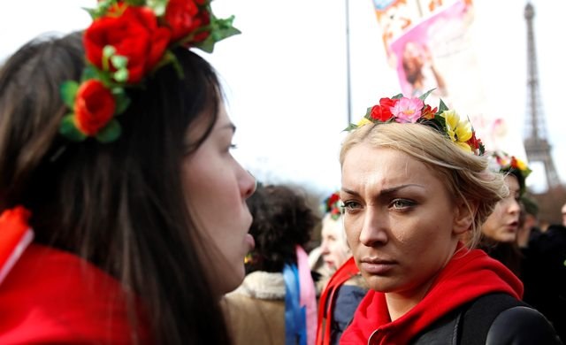 Uczestniczki demonstracji przeciwko ustawie antyaborcyjnej /Christophe Karaba /PAP/EPA