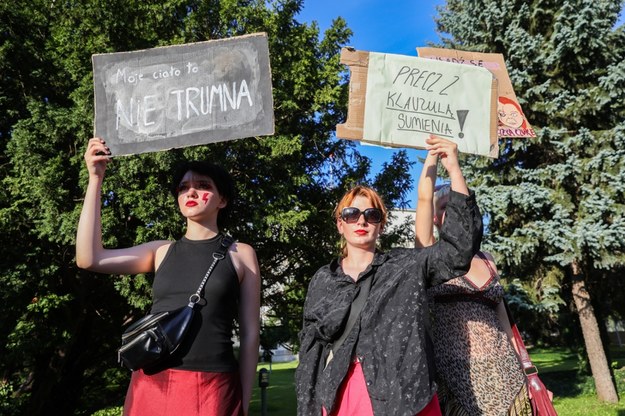 Uczestniczki protestu "Aborcja! Tak!" przed Sejmem w Warszawie /Rafał Guz /PAP