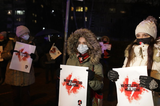 Uczestniczki protestu pod hasłem "Nie chciej, Polsko, mojej krwi. Zakaz aborcji? To wy będziecie siedzieć. Ostrzeżenie poszło" / 	Albert Zawada /PAP