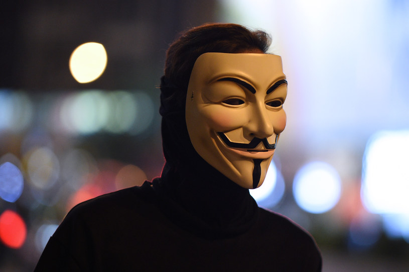 Uczestnik demonstracji w masce Guya Fawkes z komiksu "V jak Vendetta" /AFP