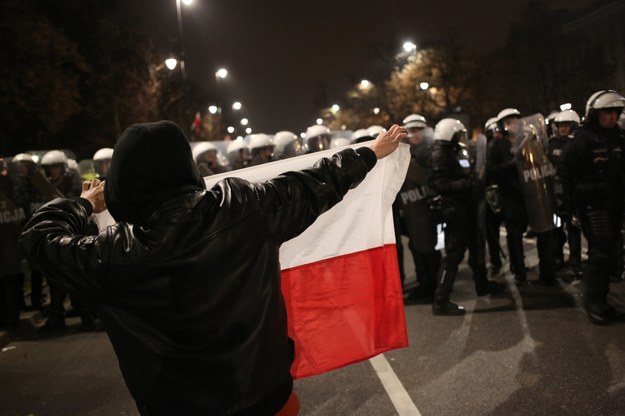 Uczestnik Marszu Niepodległości przed kordonem policji /Leszek Szymański /PAP