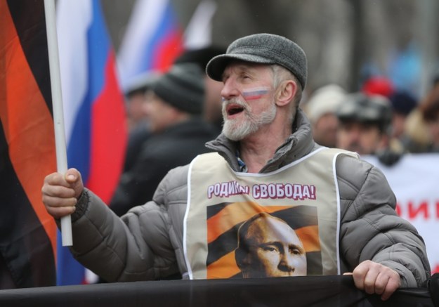 Uczestnik prokremlowskiej demonstracji w Moskwie /PAP/EPA/SERGEI CHIRIKOV  /PAP/EPA