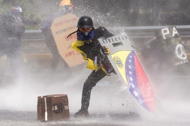 Uczestnik protestu w Caracas /Miguel Gutierrez /PAP/EPA