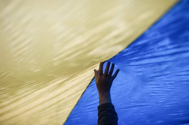 Uczestnik wiecu poparcia dla jedności Ukrainy pod gigantyczną flagą narodową. Donieck, 17 kwietnia /KONSTANTIN IVANOV /PAP/EPA