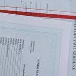 Uczniom wręczono błędne świadectwa. Pilny komunikat MEN