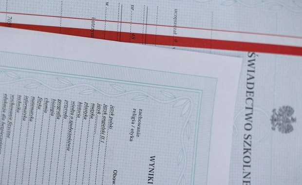 Uczniom wręczono błędne świadectwa. Pilny komunikat MEN