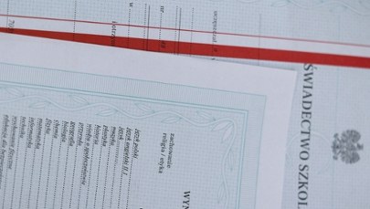 Uczniom wręczono błędne świadectwa. Pilny komunikat MEN