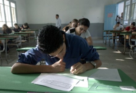 Uczniowie będą mogli korzystać z internetu podczas egzaminów /AFP