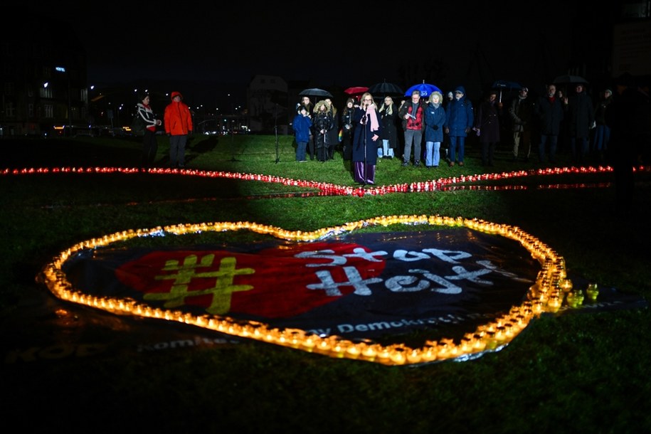 Uczniowie gdańskich szkół rozpalili „Wielkie Serce dla Pawła Adamowicza” w ramach akcji "Stop hejt" na Placu Solidarności w Gdańsku. /Marcin Gadomski /PAP