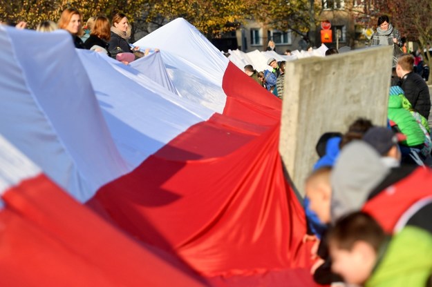 Uczniowie i ich rodzice oraz nauczyciele Szkoły Podstawowej numer 63 przy ulicy Grodzkiej w Szczecinie przygotowali 200-metrową biało-czerwona flagę na zbliżające się Narodowe Święto Niepodległości /Marcin Bielecki /PAP