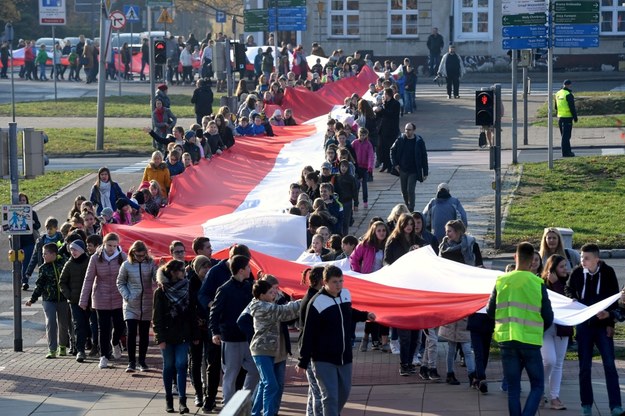 Uczniowie i ich rodzice oraz nauczyciele Szkoły Podstawowej numer 63 przy ulicy Grodzkiej w Szczecinie przygotowali 200-metrową biało-czerwona flagę na zbliżające się Narodowe Święto Niepodległości / 	Marcin Bielecki    /PAP