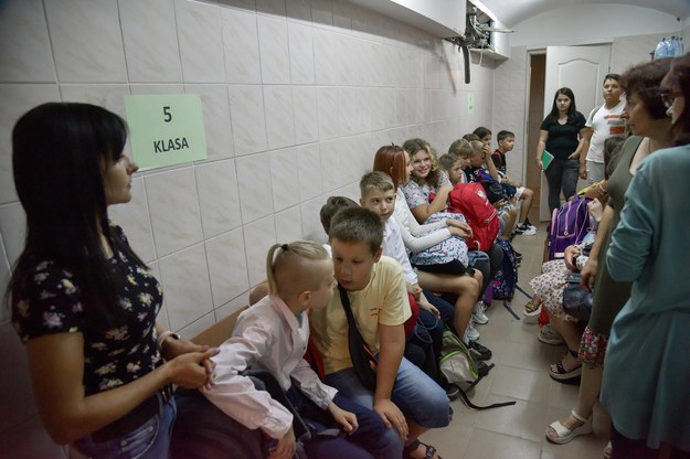 Uczniowie i nauczyciele ćwiczą ukrycie się w szkolnym schronie na wypadek alarmu bombowego w jednej z polskich szkół we Lwowie /Vitaliy Hrabar /PAP