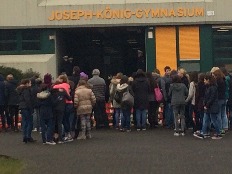 Uczniowie i nauczyciele przed szkołą w Haltern am See /Adam Górczewski /RMF FM