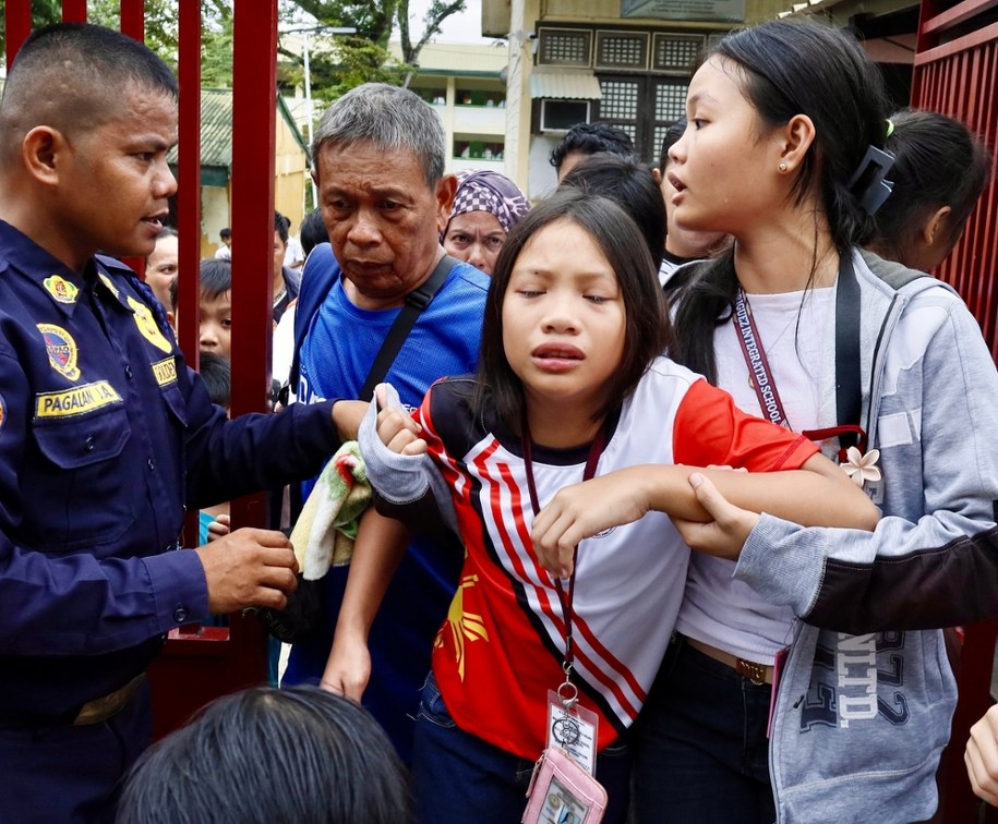 Uczniowie i rodzice uciekający do bezpiecznego miejsca po trzęsieniu ziemi w mieście Davao na Filipinach /CERILO EBRANO  /PAP/EPA
