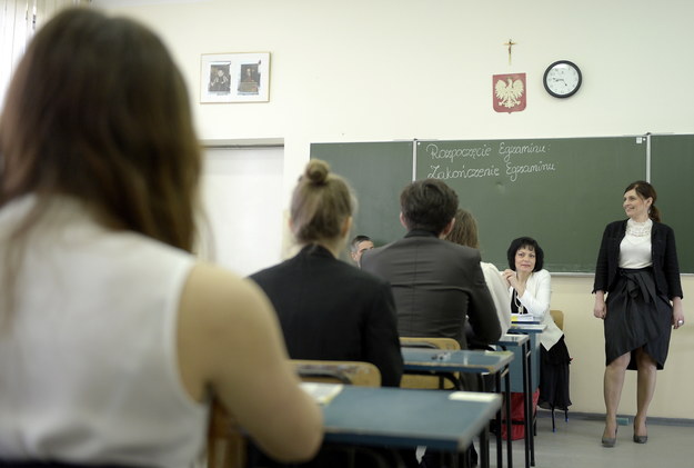 Uczniowie II Liceum Ogólnokształcącego im. prof. Kazimierza Morawskiego w Przemyślu na chwilę przed rozpoczęciem egzaminu maturalnego /Darek Delamnowicz /PAP