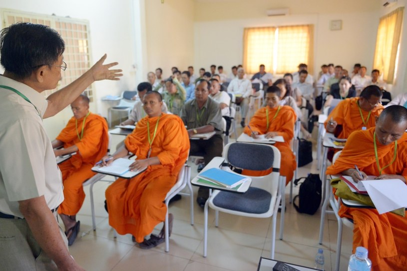 Uczniowie kambodżańskiej szkoły dla uzdrowicieli /AFP